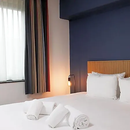 Hotel Rooms25 *