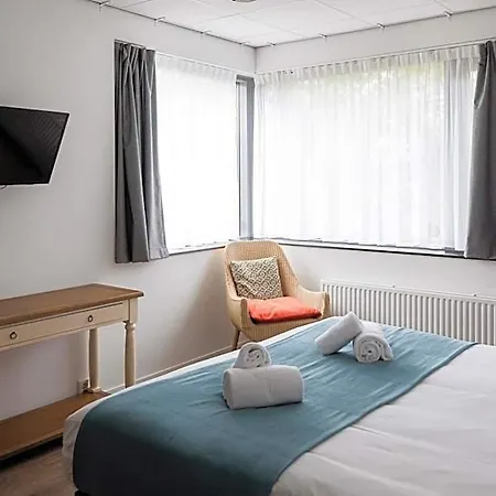 Rooms25 *